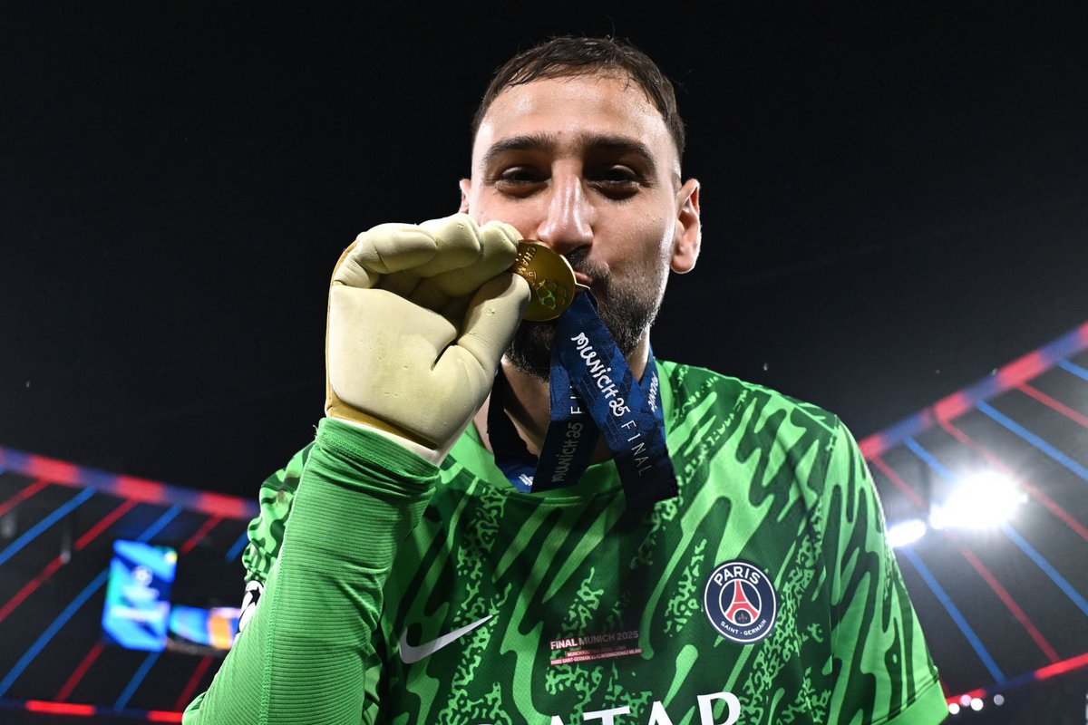 VibesFoot's tweet image. 🔴 Gianluigi Donnarumma 🇮🇹 : « 𝗝’𝗔𝗜 𝗘́𝗧𝗘́ 𝗗𝗘́𝗖̧𝗨 𝗣𝗔𝗥 𝗟𝗘 𝗣𝗦𝗚 𝗖𝗔𝗥 𝗝𝗘 𝗠’𝗘́𝗧𝗔𝗜𝗦 𝗔𝗗𝗔𝗣𝗧𝗘́. 😔

Mais ces derniers mois ont été complètement différents. 𝗖𝗲𝗹𝗮 𝗺’𝗮 𝗱𝗲́𝗰̧𝘂. 𝗝𝗲 𝗻𝗲 𝗽𝗼𝘂𝗿𝗿𝗮𝗶 𝗷𝗮𝗺𝗮𝗶𝘀 𝗹’𝗲𝘅𝗽𝗹𝗶𝗾𝘂𝗲𝗿, 𝗺𝗮𝗶𝘀…