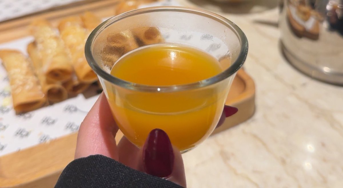 « أما إني أنساها نسى الله من نسى ذاك القبال
      يا صبّ روحي صبّ دلّتها على فنجالها »🧡.