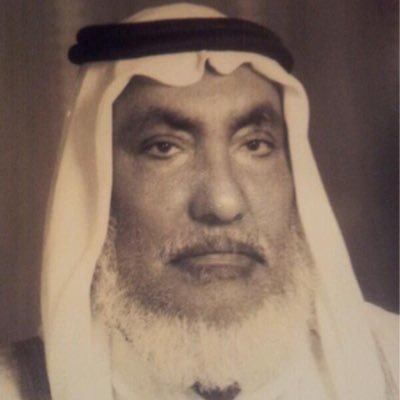 هو الشيخ العالم عبدالرحمن الدوسري رحمه الله
ولد في البحرين 1332ه
لقد حاضر في معظم مدارس وجامعات المملكة السعودية، وكان يخطب الجمعة، ويشهد مواسم الحج، ويصوم رمضان في مكة المكرمة، وهناك في بيت الله الحرام يجتمع الناس حوله، فيتحدث إليهم ويجيب على أسئلتهم. 
وكان رحمه الله لا يتقاضى