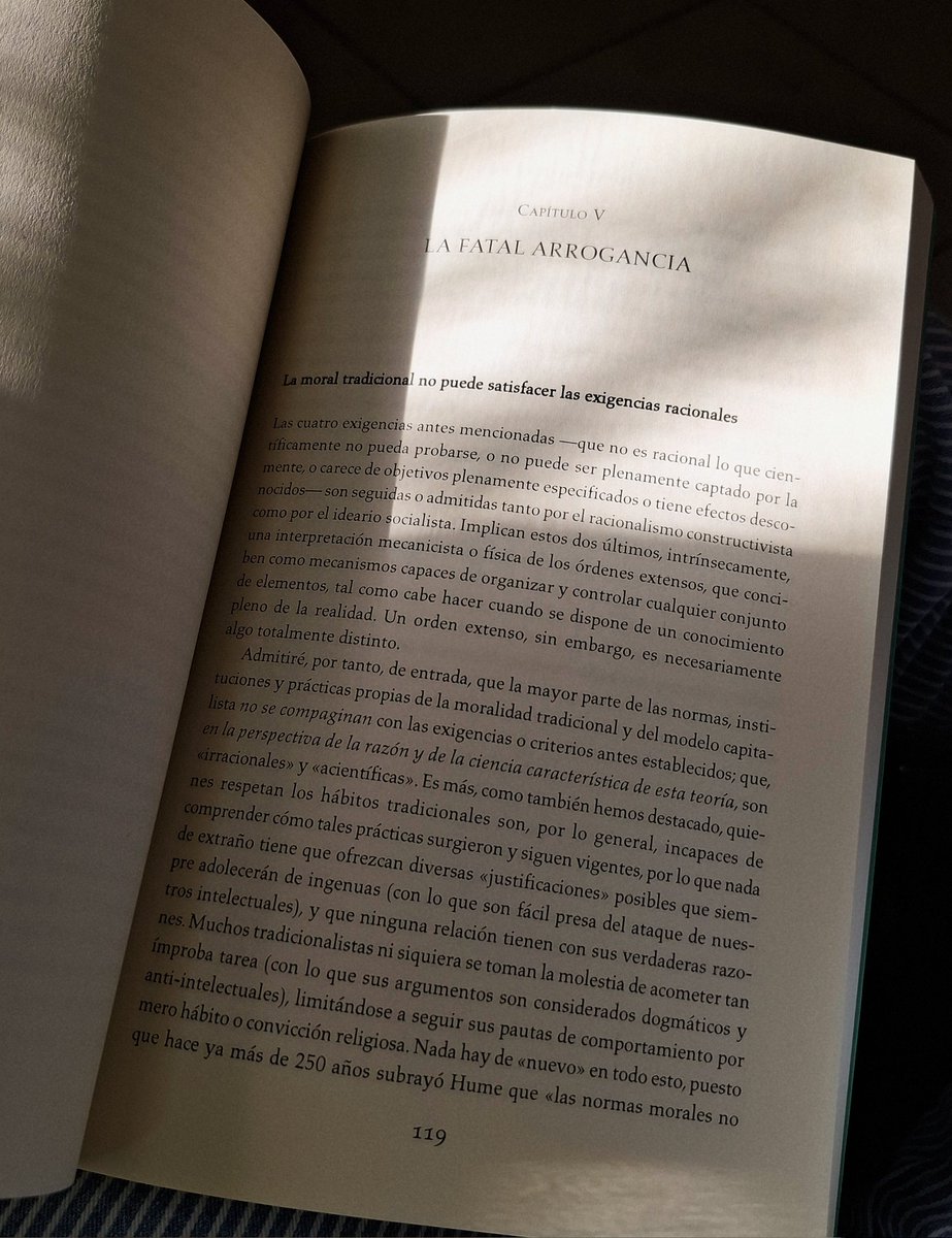 Laurangel24's tweet image. Hayek es mi favorito