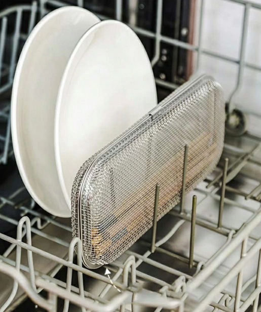 kinako050820's tweet image. これ知らんママ、大損してる…🫨
水筒のパッキンとかお弁当カップって小さすぎて食洗機で洗えんし、手洗いは時間かかってストレス…でも、コレにぜ～んぶ入れて食洗器に放り込めば1分で完了！しかもオールステンレスでヌメらんから子どもの小物にも安心。ほんまママの気持ちわかってるわ…