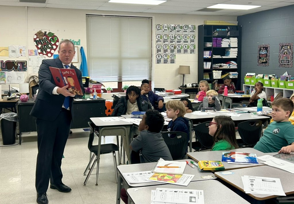 DCSeNews's tweet image. Supt. Cory Uselton made a special appearance as a guest reader for a third-grade class at DeSoto Central Elementary School today. #gdtbaj #TeamDCS #BeTheStandard