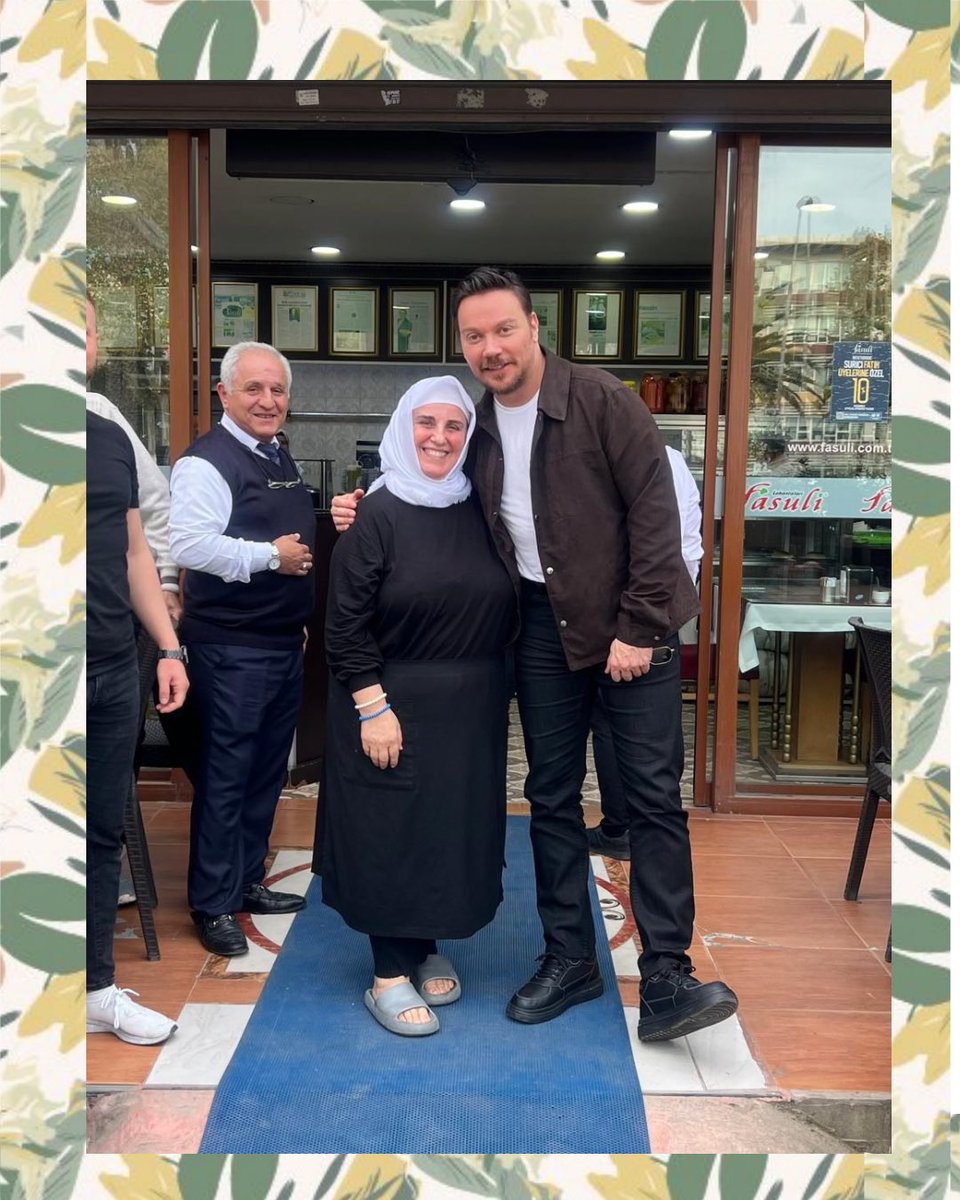 fasuli's tweet photo. Sinan Akçıl FASULİ’de akrostiş şiir yazdı.
Fazla iyiydi kurufasulyen
Az geldi, tekrar ye desen hayır demem
Sorun yok rahatça buraya gelin
Uzun uzun kalın her şeyi yiyin
Laf lafı açtı fazlası fuzuli
İyi ki varsın çok yaşa sen güzel Fasuli
#fasuli #chefceo #sogankasikfasuli https://t.co/dK7rD1b612