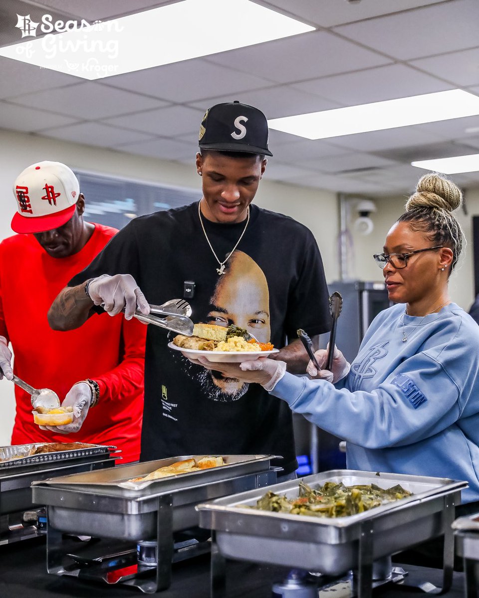 HoustonRockets's tweet photo. Jabari brought the Thanksgiving cheer to the Fifth Ward community Thursday night 🫶 

He surprised residents at the Julia C. Hester Community Center with a catered feast, gifts and adidas goodies!

🦃 @Kroger | #RocketsGiveBack https://t.co/pXzsuXnBL8