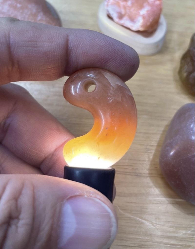 今日の糸魚川鉱物は、 「オレンジ🟠カルセドニー（玉髄）❗️」です