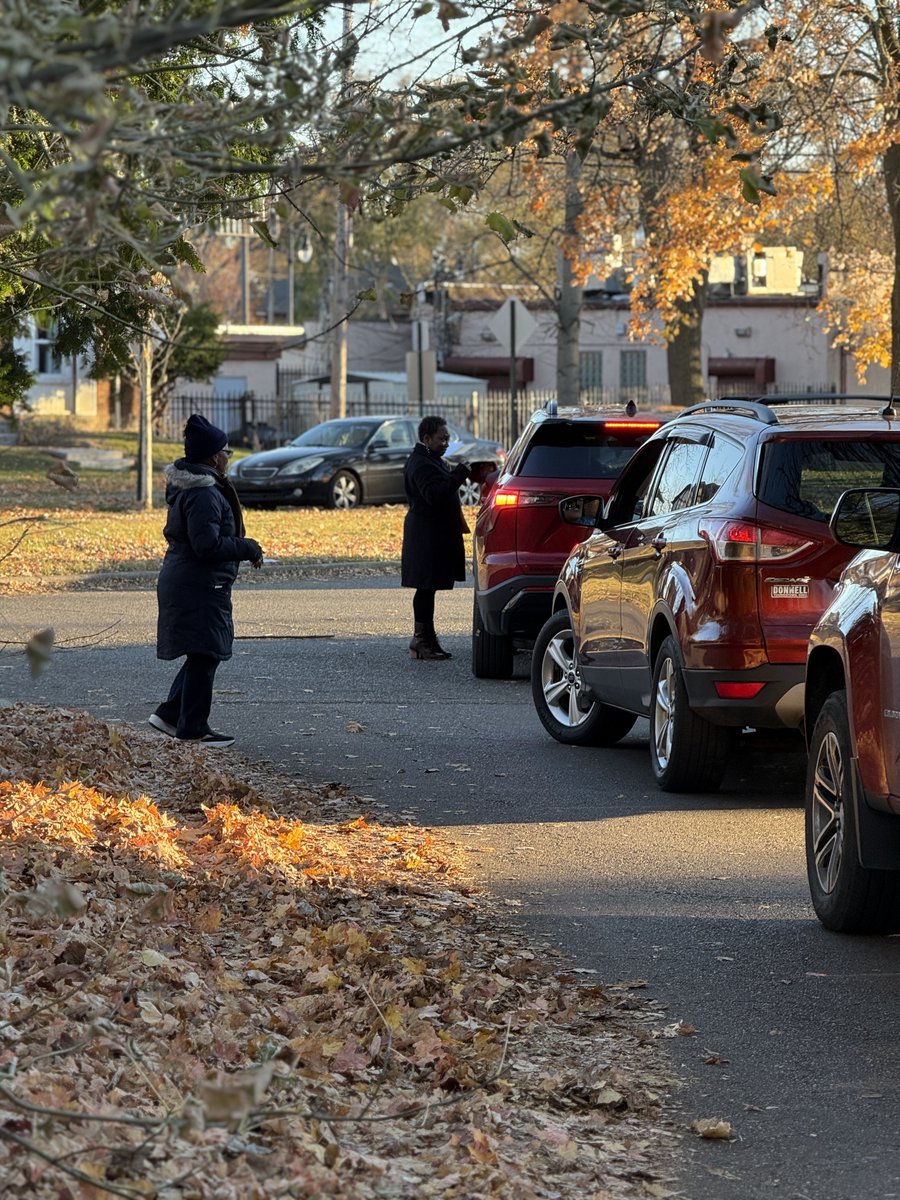 RepRashida's tweet image. Team Tlaib knows that our veterans deserve more than words of thanks, they deserve action. We joined Wayne County Commissioner Baker McCormick for her annual veterans turkey giveaway to show our gratitude to our veterans this holiday season.