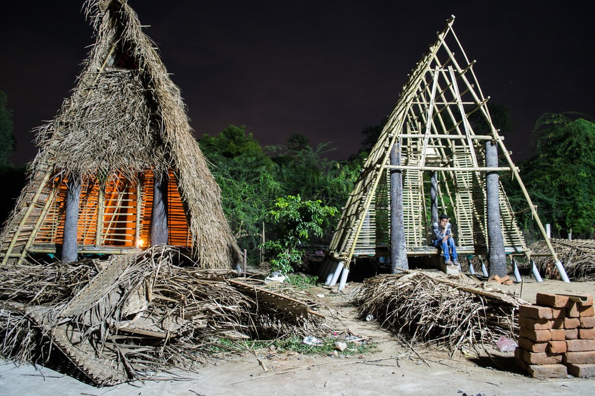 Vivienda resistente a inundaciones. Centro Comunitario y Educativo
Entre bambú, cuerda de coco y palma nació una estructura que respira con el entorno.
Una vivienda que no teme al agua, sino que dialoga con ella.