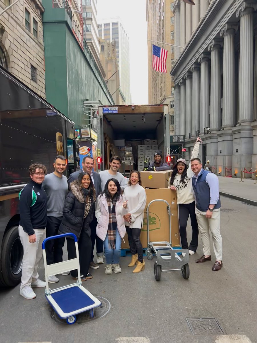 BitGo's tweet image. It&apos;s the season of giving and we are so grateful to our team who donated an incredible 1,564.8 lbs of food to feed 1,200 families this holiday season through @CityHarvest.