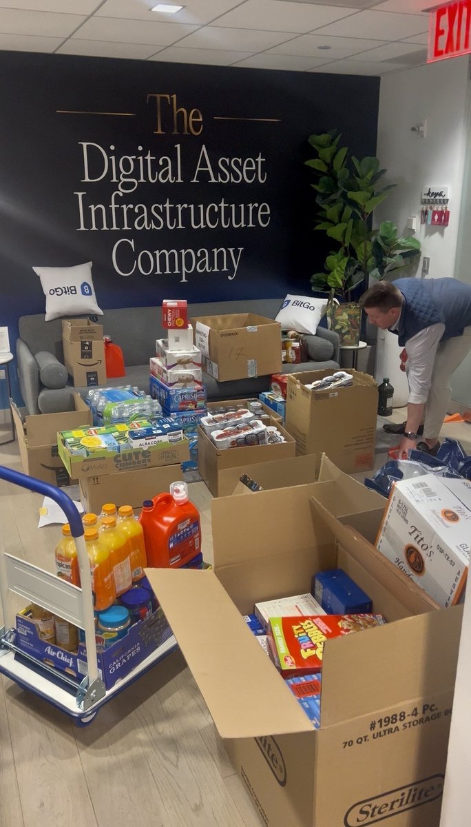 BitGo's tweet image. It&apos;s the season of giving and we are so grateful to our team who donated an incredible 1,564.8 lbs of food to feed 1,200 families this holiday season through @CityHarvest.