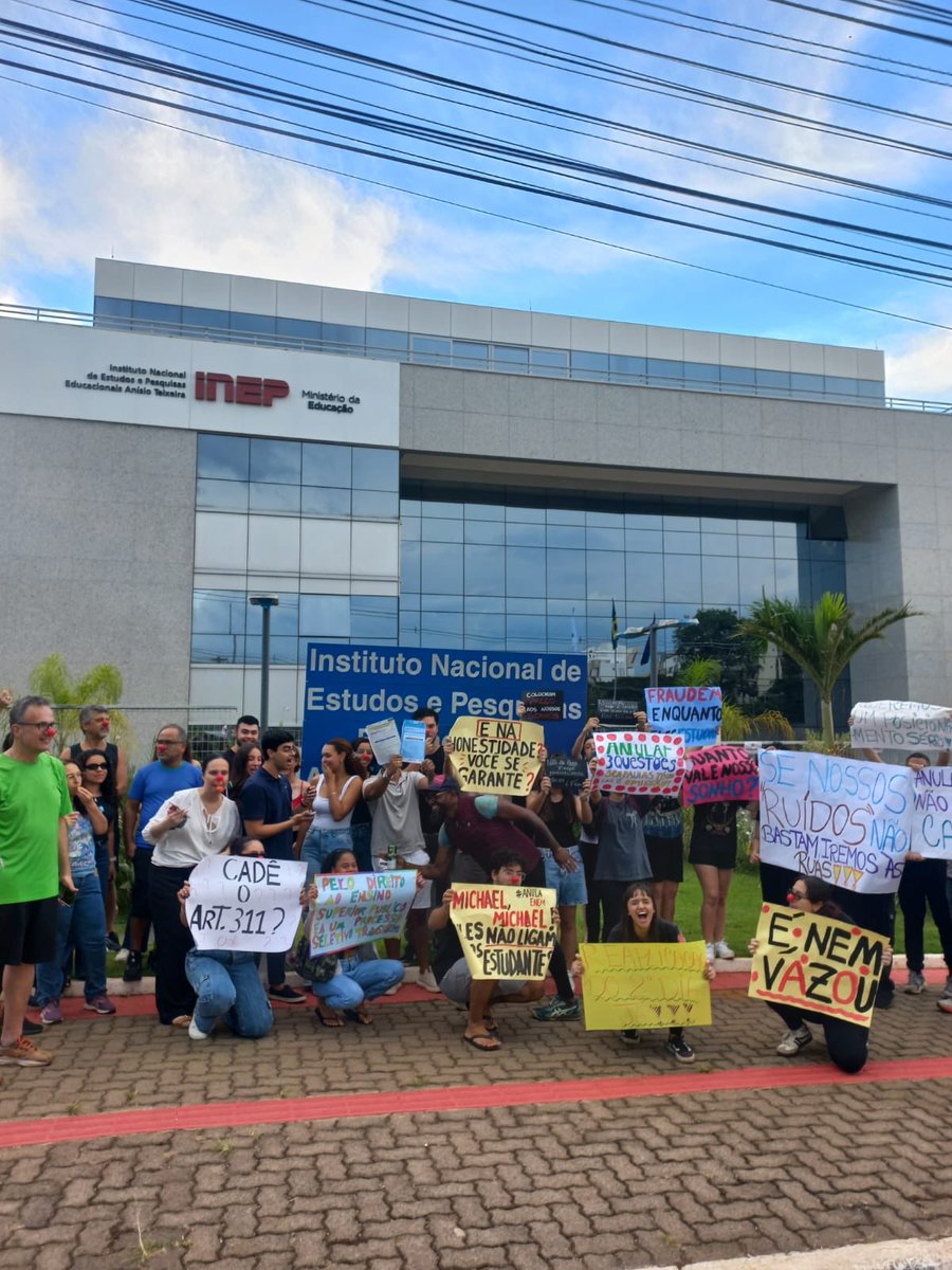 studynamukoo's tweet image. Um salva de palmas a todo mundo que saiu de suas casa e foram as ruas contra essa pouca vergonha que o INEP e o MEC estao fazendo com os estudantes!

👏🏻👏🏻👏🏻👏🏻👏🏻

#ANULAENEM
#FRAUDENEM
#ESTUDANTESNASRUAS 
#ANULAENEMDF