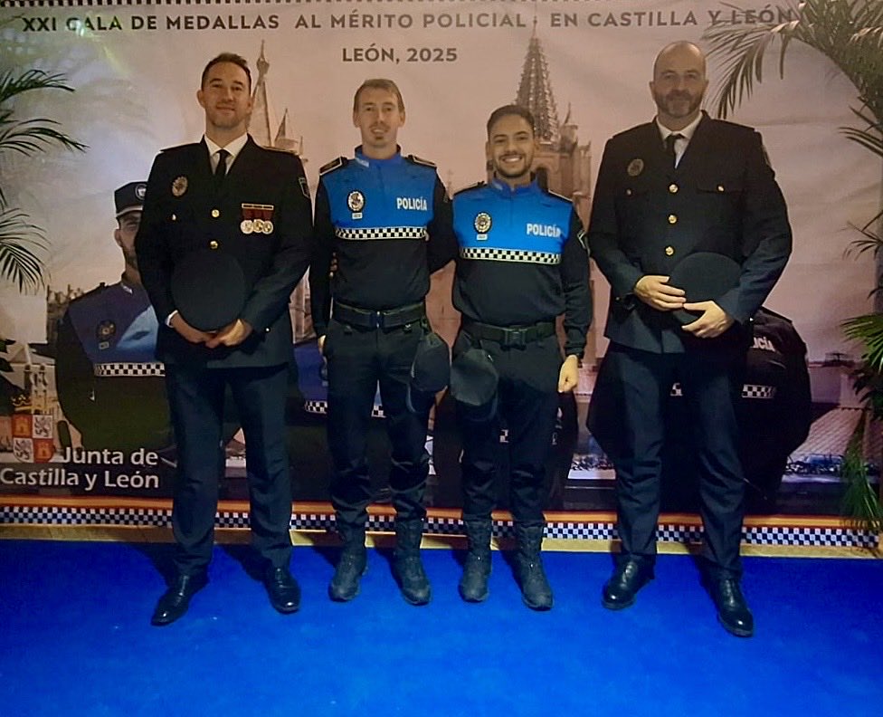 Hoy hemos estado en el acto de entrega de medallas al mérito de Castilla y León 🥇, donde dos de nuestros agentes han recibido su certificado de superación del periodo formativo en la escuela nacional de Ávila 📚, !!Enhorabuena¡¡ <a href="/jcyl/">Junta de Castilla y León</a> #policiaslocales #peñaranda