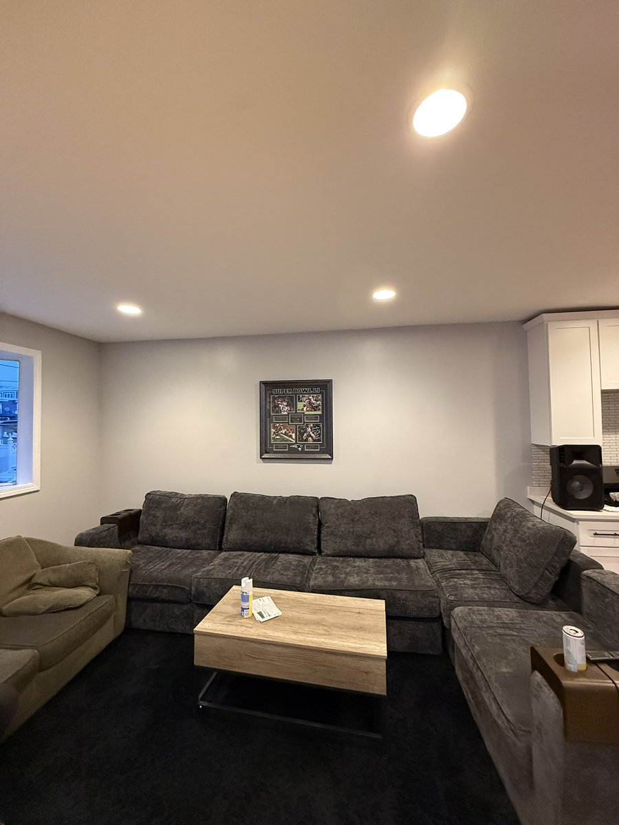 CoachBuzzer96's tweet image. Just got moved out and have way too much space on my living room wall. What’s going here. #pleasehelp