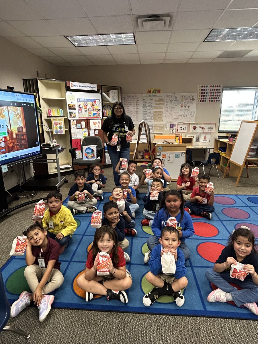 Super happy and excited for winning their popcorn for perfect attendance today🤗🥰 Thank you! <a href="/HicksTigers/">Hicks Elementary</a> 
¡Super felices y emocionados por haber ganado sus palomitas de maiz por asistencia perfecta hoy 🥰🤗!