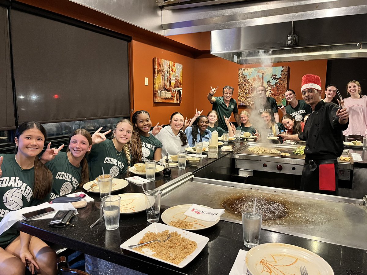 cphsvb2018's tweet image. Yancy Culp made a visit to the girls last night at Team Dinner! Thank you &amp;amp; Michael Caron at Get Burly for being part of our process. Let’s GO 💚🐺#CPProud #TheStandard #ForthepackWiththepack