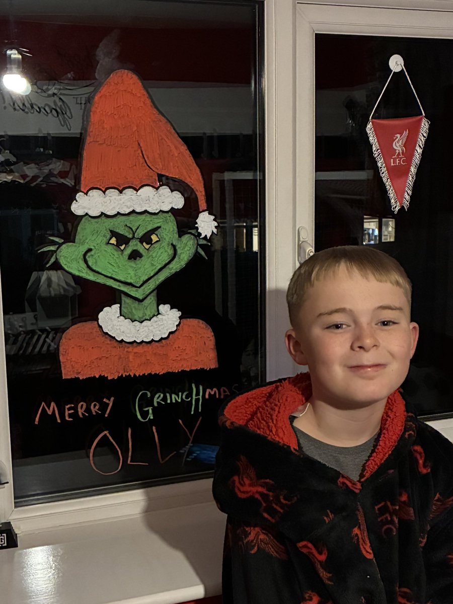 kezpickle's tweet photo. Fridays are for window painting obviously 🤷‍♀️

What to do tomorrow …… https://t.co/sBenzOqtag