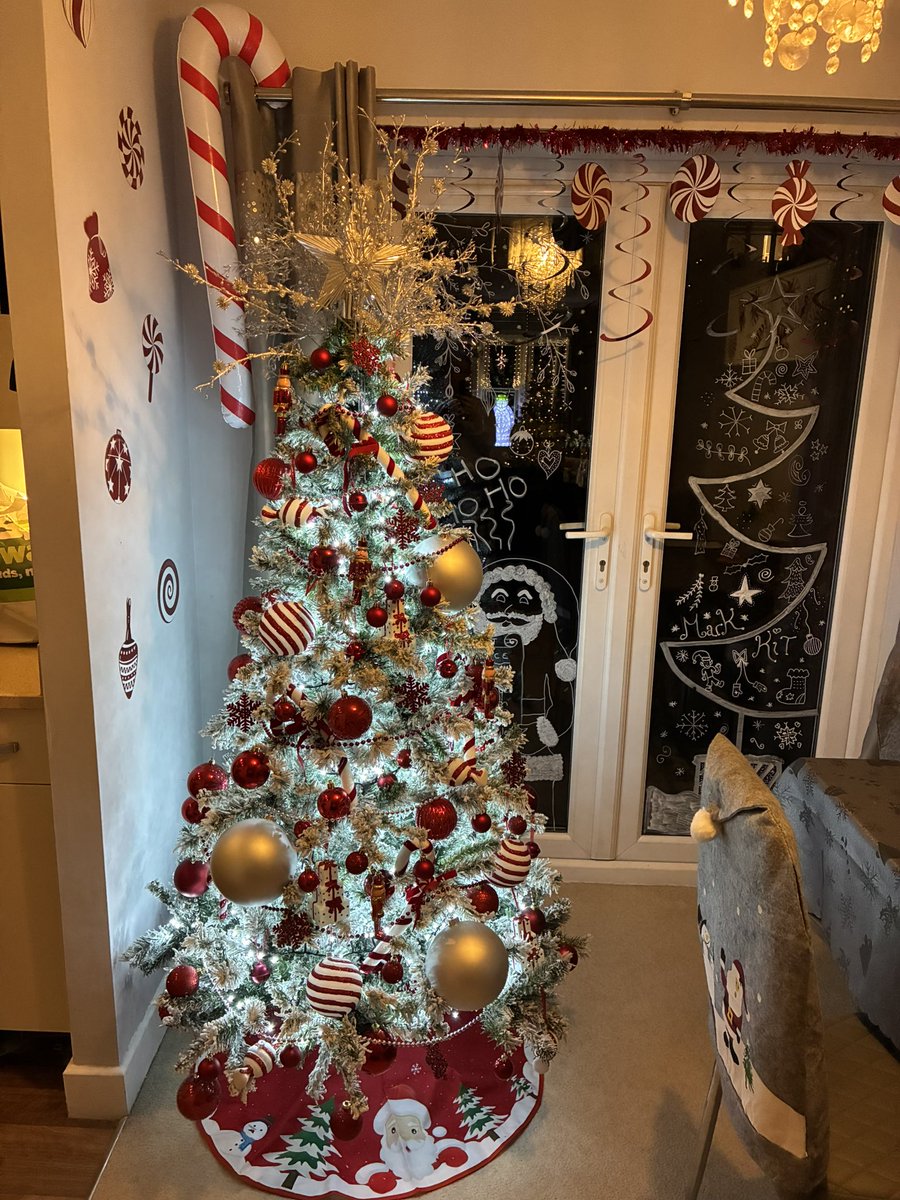 kezpickle's tweet photo. Second tree sorted on candy cane lane 🎄 https://t.co/pMbkdLjeV7