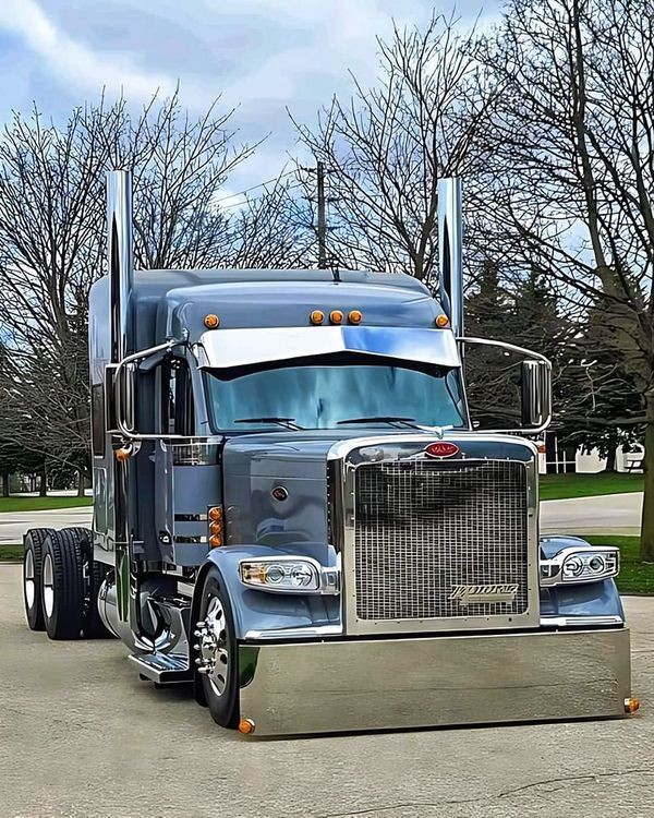 VK052007's tweet image. #FrontEndFriday Beautiful Peterbilt custom 389. 💙💙💙