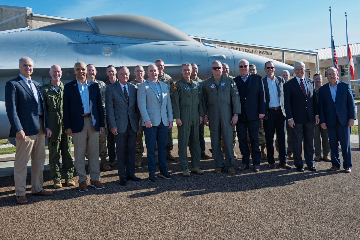 Past and present CONR 1AF (AFNORTH &amp; AFSPACE) leaders returned to HQ for the 1AF Formers Forum and Deputy CFACC Conference, uniting decades of experience to strengthen the mission and advance homeland defense, air domain awareness, and space integration. @ChiefNGB @NationalGuard https://t.co/TpSAtd43sf