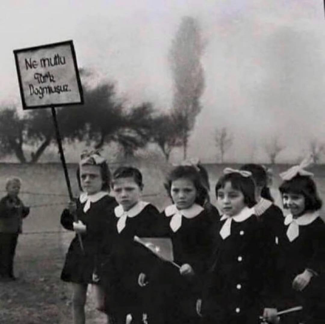 Biz 7 yaşında yağmurun altında soğuktan titreyerek "varlığım Türk varlığına armağan olsun" derken şaka yapmıyorduk.🇹🇷🇹🇷

Bir ölür, bin diriliriz!
