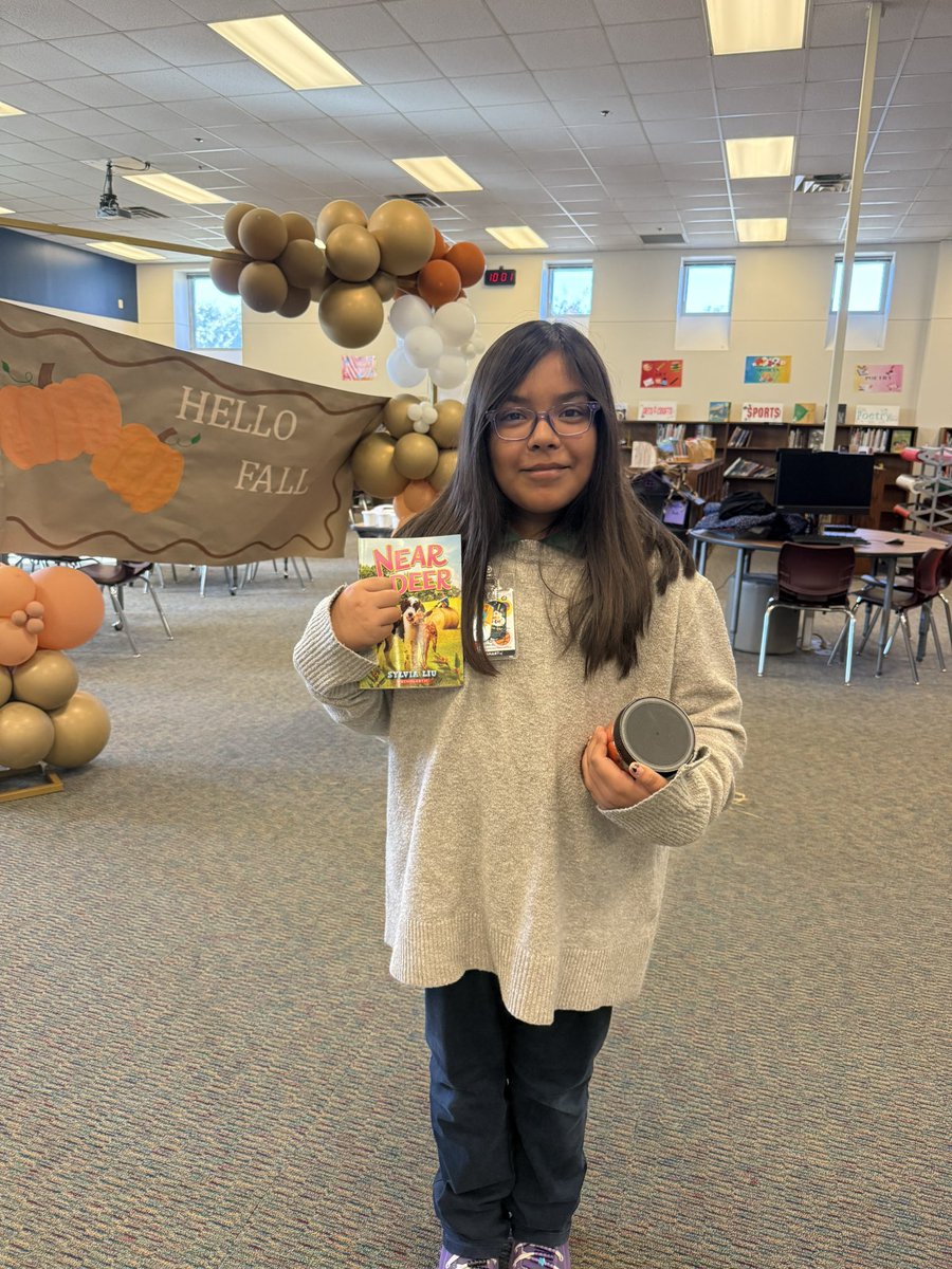 MandiKMartinez's tweet image. It was a busy and successful book fair week in the @tjleelions library! AND both  @BburgCougars and @tjleelions enjoyed guessing how many pumpkins were in the jar for a chance to win a great book to read over the break! @IrvingLibraries @IrvingISD
