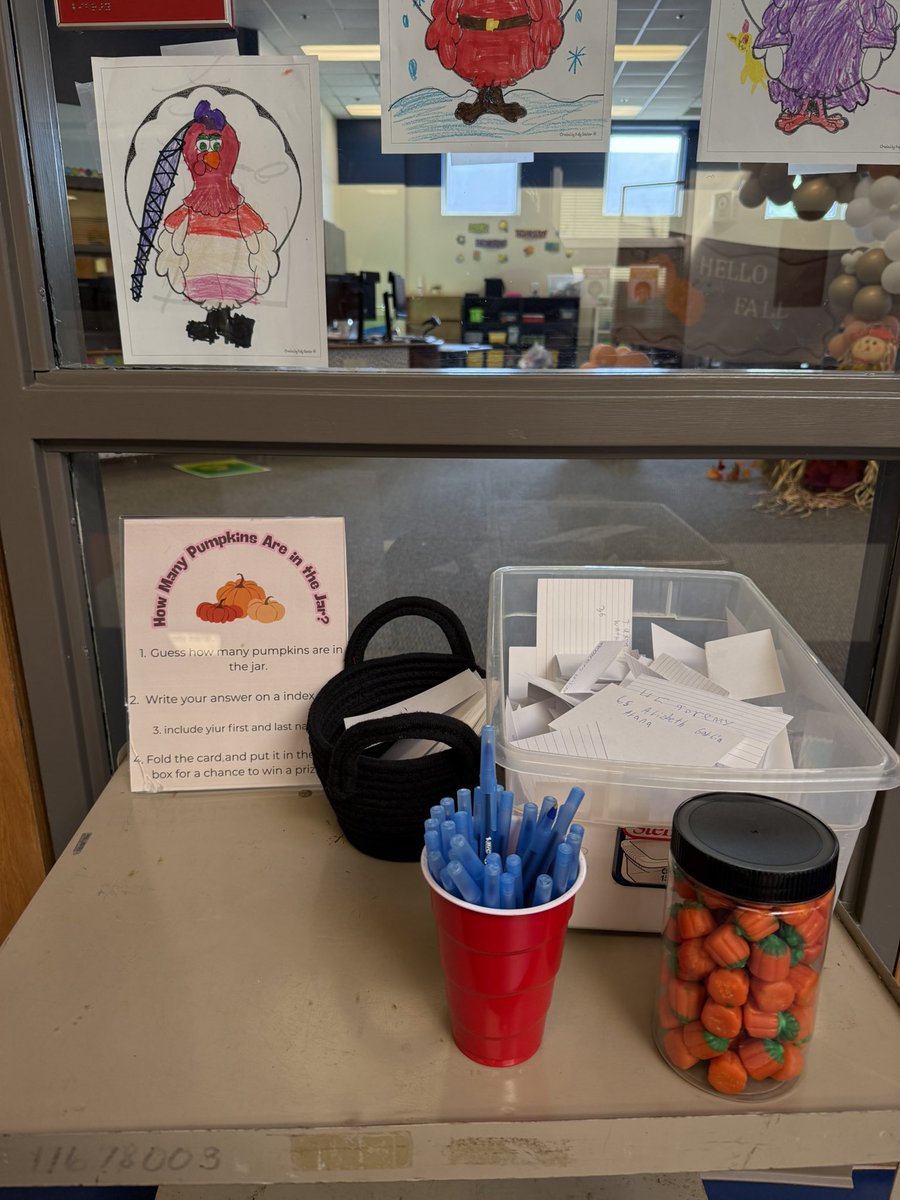 MandiKMartinez's tweet image. It was a busy and successful book fair week in the @tjleelions library! AND both  @BburgCougars and @tjleelions enjoyed guessing how many pumpkins were in the jar for a chance to win a great book to read over the break! @IrvingLibraries @IrvingISD