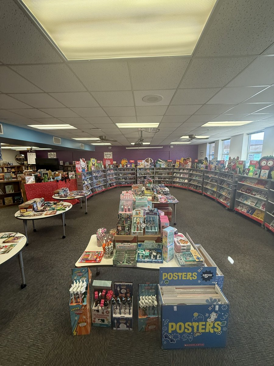 MandiKMartinez's tweet image. It was a busy and successful book fair week in the @tjleelions library! AND both  @BburgCougars and @tjleelions enjoyed guessing how many pumpkins were in the jar for a chance to win a great book to read over the break! @IrvingLibraries @IrvingISD