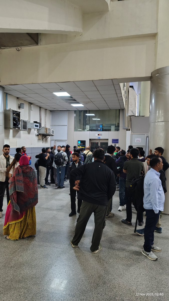 THE_TANWAR's tweet image. @DGCAIndia Why are you still allowing @flyspicejet to fly? Their 70%-80% flights gets delayed. Same happened to SG442. It&apos;s scheduled time was 21:45 but still there is no confirmation and communication of the flight. Kids and elders are facing problems. @MoCA_GoI
#Spicejet