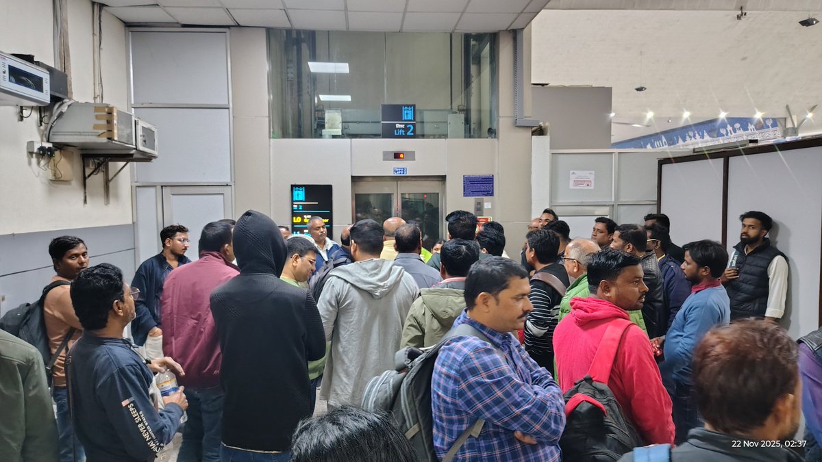 THE_TANWAR's tweet image. @DGCAIndia Why are you still allowing @flyspicejet to fly? Their 70%-80% flights gets delayed. Same happened to SG442. It&apos;s scheduled time was 21:45 but still there is no confirmation and communication of the flight. Kids and elders are facing problems. @MoCA_GoI
#Spicejet