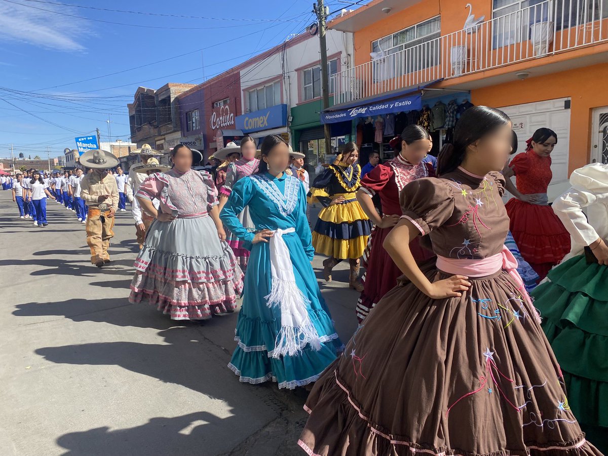 _RobledoJM's tweet image. Con orgullo y respeto por nuestras raíces, nuestra institución participa en el desfile del 20 de noviembre rindiendo homenaje a las mujeres que han forjado el rumbo de México. 🇲🇽💪
Su legado y compromiso fortalecen nuestra identidad nacional.
#MujeresEnLaHistoria