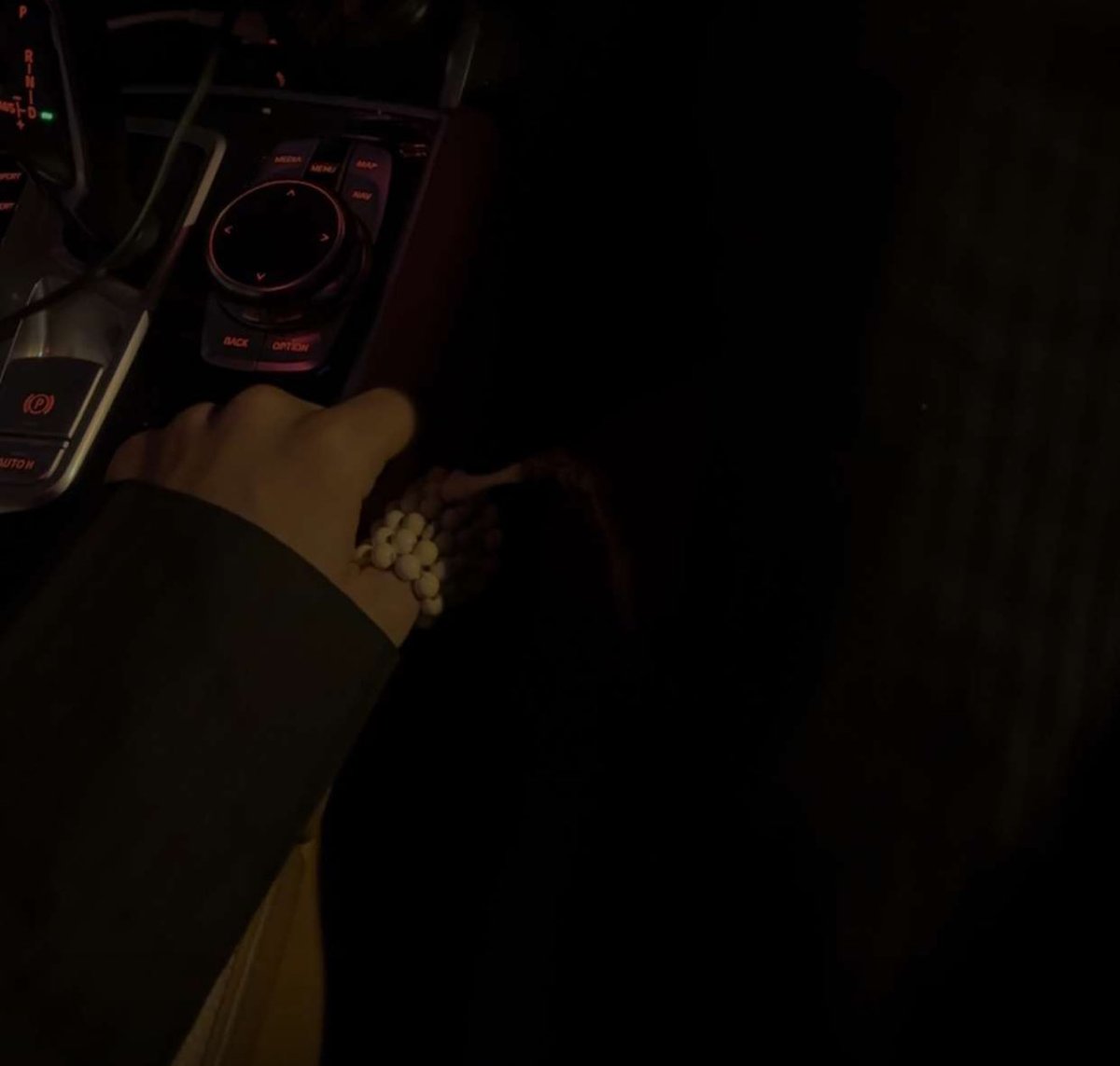 userelhrbi's tweet image. أنت ياللي كل ما هزّ  المحاني طيفه
جرّني طاريك من ربعي ومن جلاّسي

كانك اللي فالمحبه موجسٍ له خيفه
والله إنّي بين لوعة خاطري وعماسي

كل حبٍ غير حبك ينكشف لي زيفه
وكل طيفٍ غير طيفك مايهزّ إحساسي

وكل وجهٍ غير وجهك فالوجيه اعيفه
وكل صوتٍ غير صوتك ما يقنّد راسي