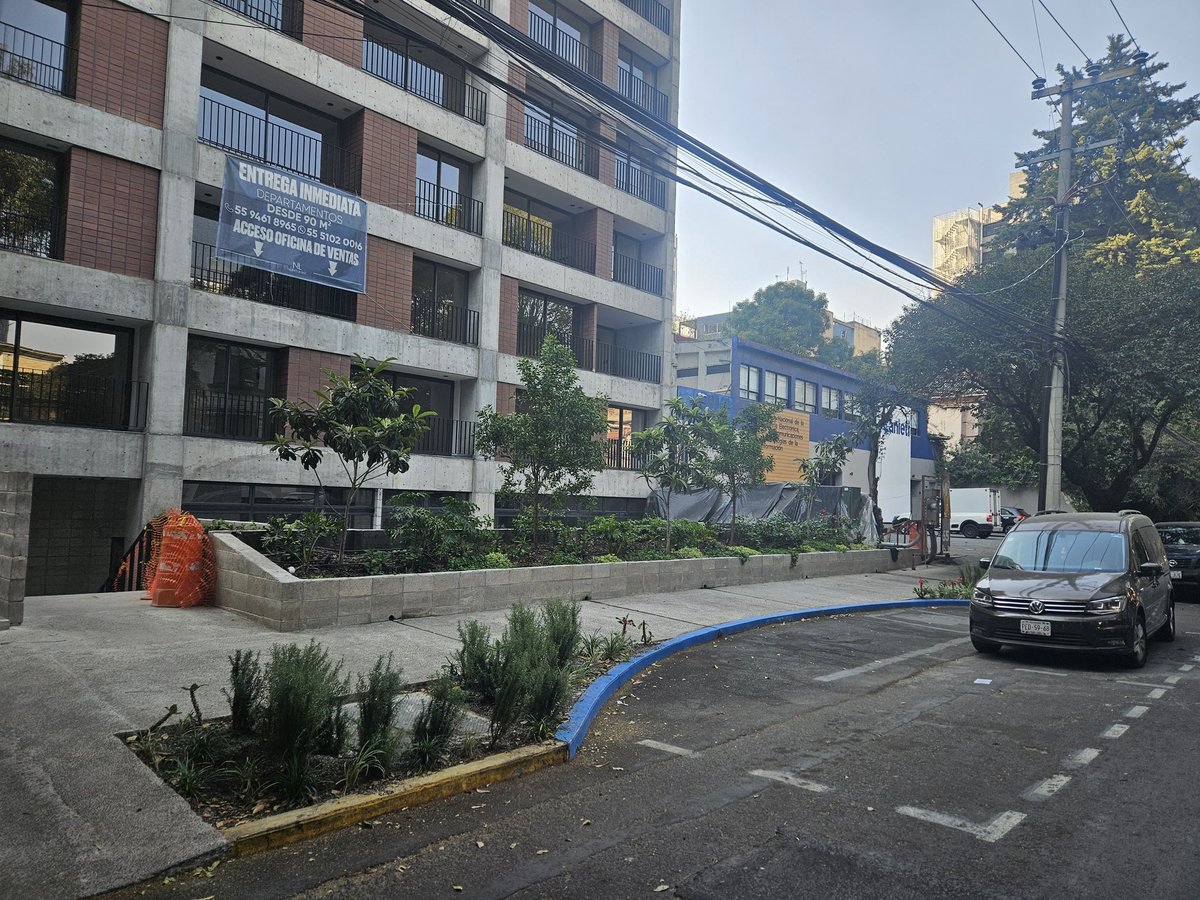 Siempre me pregunto quién autoriza estas mmdas de bahías en banqueta

Lo mejor, el lugar autorizado por <a href="/ecoParq/">ecoParq</a> no considera el #RoboDeBanqueta ¿entonces por qué <a href="/AlessandraRdlv/">Alessandra Rojo de la Vega</a> no repone la jardinera?