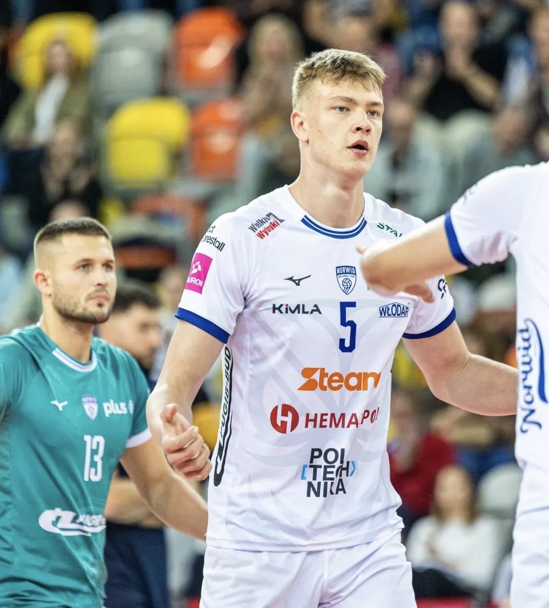 ▪️ 30% pozytywnego przyjęcia 
▪️ 55% w ataku (16/29)
▪️ 34% efektywności w ataku
▪️ 2 asy serwisowe 
▪️ 1 punktowy blok 
▪️ 6 zanotowanych obron 

Wiem, że w przyjęciu ma problemy, że tutaj jeszcze przede wszystkim sporo pracy, ale ten chłopak tą ofensywą obroni się na poziomie