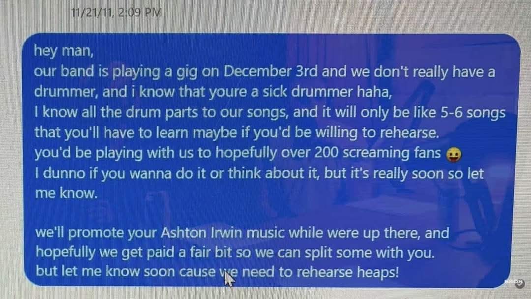5SOSUpdES's tweet image. ◜📢◞ #INFOSOS — Hoy hace CATORCE años #MichaelClifford cometió el mejor “engaño” de la historia: convencer a #AshtonIrwin de tocar con ellos frente a “200 fans”.

Un DM, un baterista, cero expectativas… y nació @5SOS 🥹♥️

FELIZ PRE-ANIVERSARIO #5SECONDSOFSUMMER 🥳🇦🇺🎉