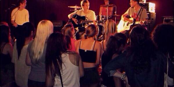 5SOSUpdES's tweet image. ◜📢◞ #INFOSOS — Hoy hace CATORCE años #MichaelClifford cometió el mejor “engaño” de la historia: convencer a #AshtonIrwin de tocar con ellos frente a “200 fans”.

Un DM, un baterista, cero expectativas… y nació @5SOS 🥹♥️

FELIZ PRE-ANIVERSARIO #5SECONDSOFSUMMER 🥳🇦🇺🎉