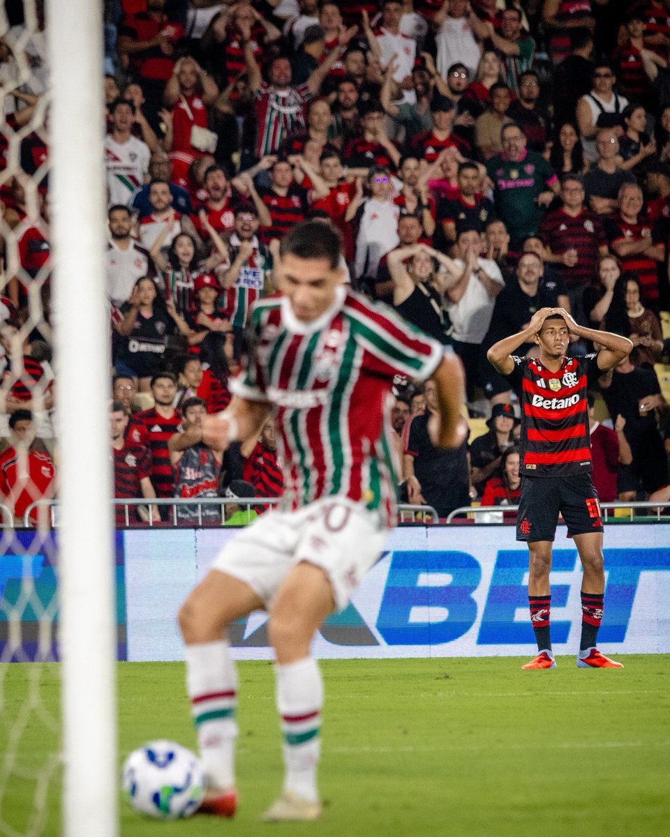 flupict's tweet image. obra de arte em camadas, absurdo