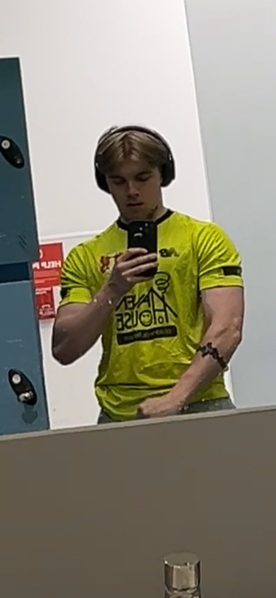 JustConnar's tweet image. Night chat