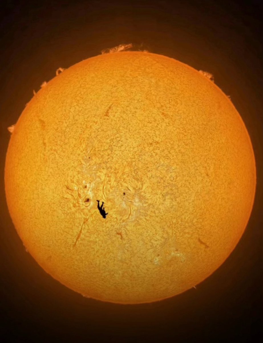 This is one of the best astrophotography shots I’ve ever seen.