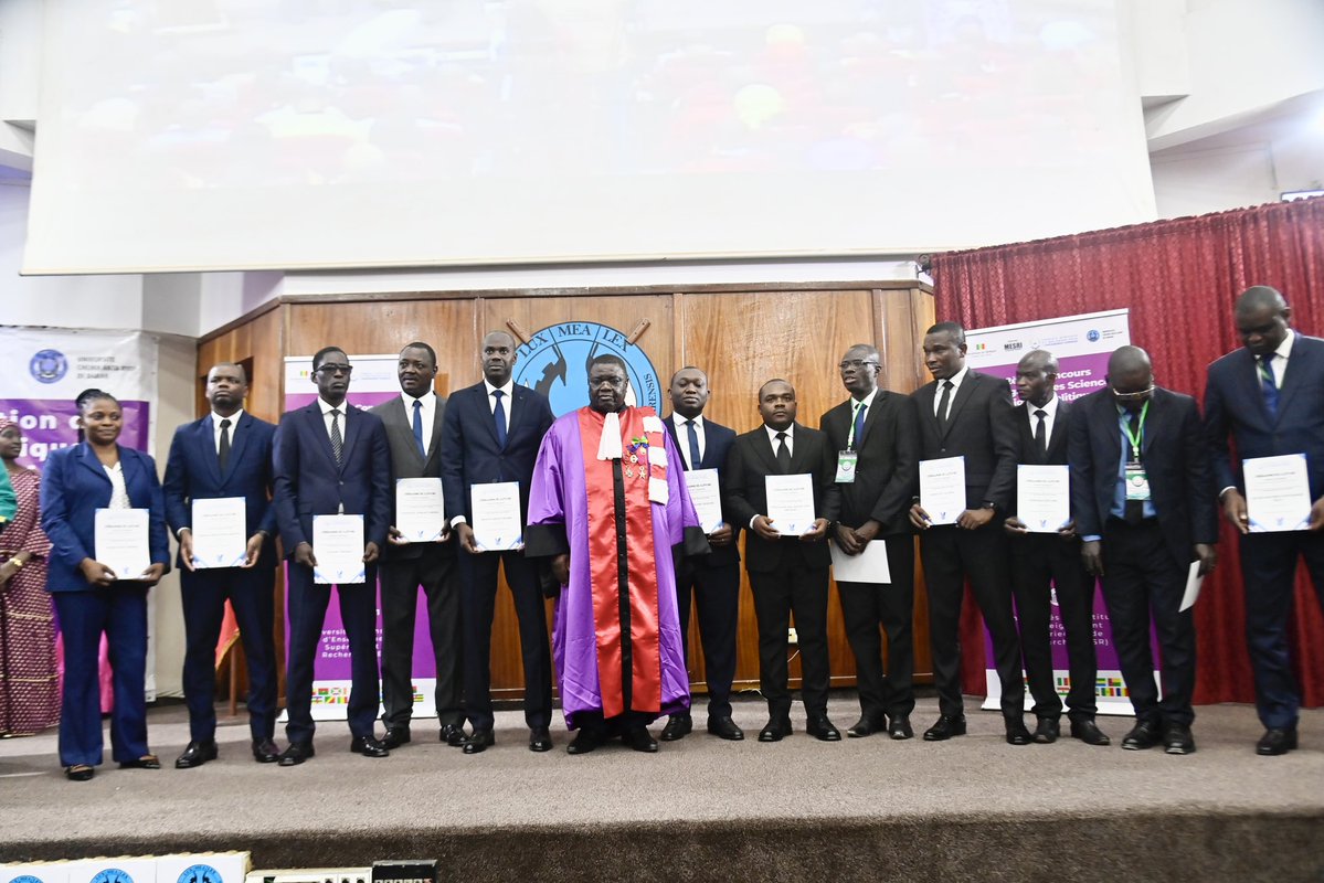 Le ministre Moustapha Ndieck Sarré a clôturé la 22e édition du Concours d’agrégation du CAMES. Il a félicité les lauréats et les a appelés à assumer pleinement la dignité professorale, tout en encourageant les candidats non retenus à persévérer.

#CAMES #mesri