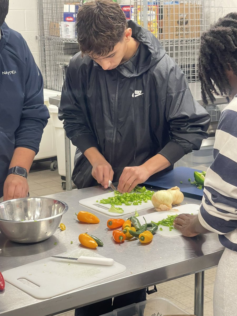 CareerTech_TPSD's tweet image. Culinary Arts students practiced knife skills and canned some delicious Salsa- Thanks to Mrs.Cassandra Hainsworth from MSU Extension Service and her AMAZING canning skills! 👨‍🍳🔪🍅 #culinaryarts #learningfun #cte #tpsd