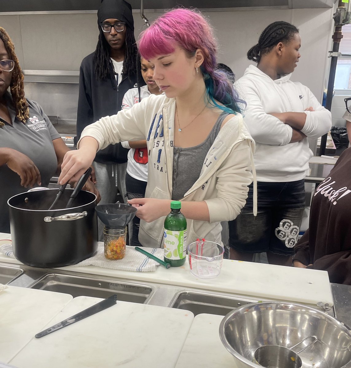 CareerTech_TPSD's tweet image. Culinary Arts students practiced knife skills and canned some delicious Salsa- Thanks to Mrs.Cassandra Hainsworth from MSU Extension Service and her AMAZING canning skills! 👨‍🍳🔪🍅 #culinaryarts #learningfun #cte #tpsd