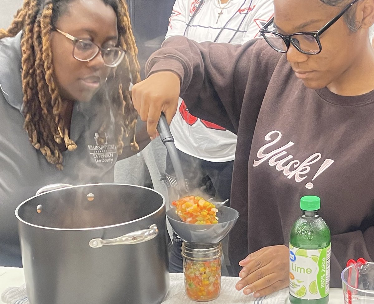 CareerTech_TPSD's tweet image. Culinary Arts students practiced knife skills and canned some delicious Salsa- Thanks to Mrs.Cassandra Hainsworth from MSU Extension Service and her AMAZING canning skills! 👨‍🍳🔪🍅 #culinaryarts #learningfun #cte #tpsd