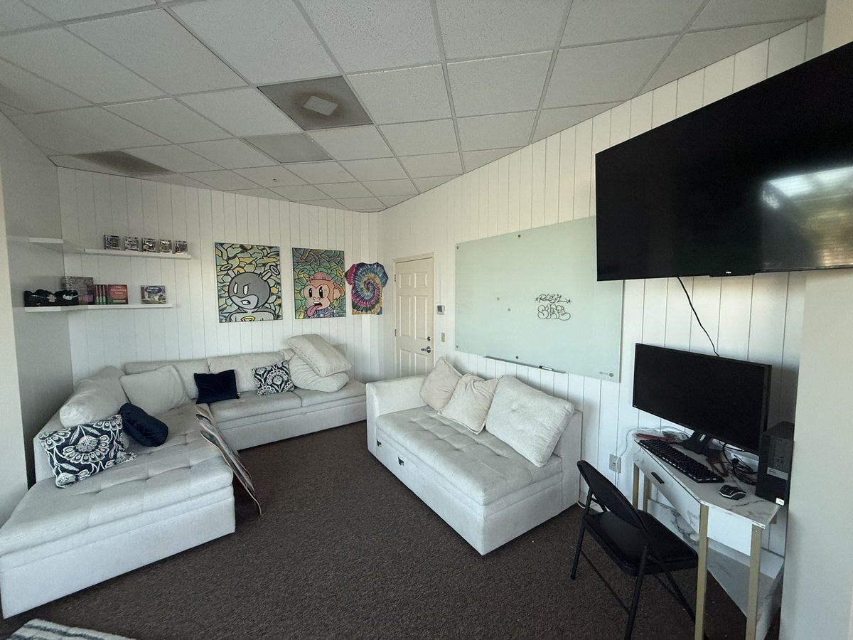 QuirkKnight's tweet image. 💭🔥🫶🏻 spent most of the day decorating and moving stuff into the Quirk Life New and Official HQ

It’s crazy that 3.5 years ago I accidentally stumbled upon this new collection called Quirkies and now not only do I own it… but it is such a huge part of my life… a big passion of…