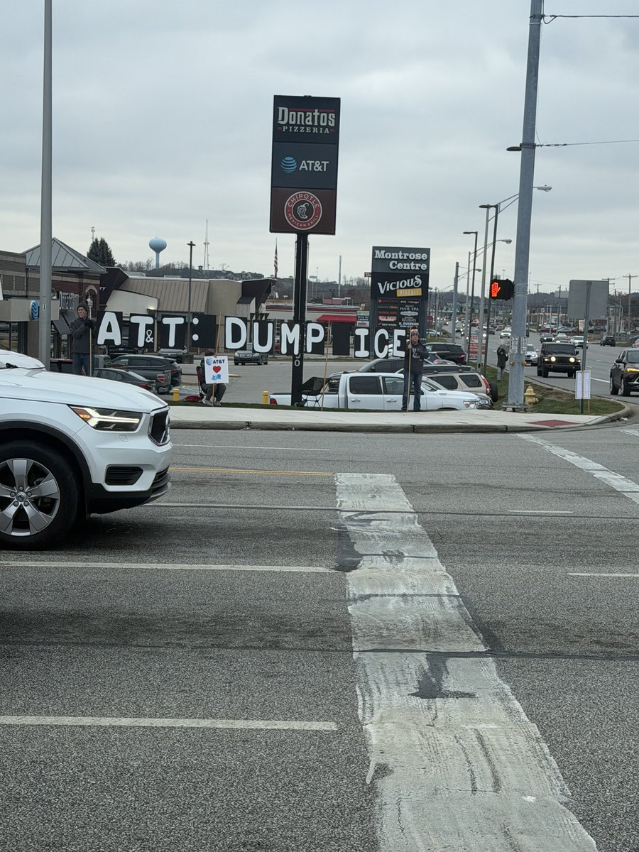 gotrice2024's tweet image. AT&amp;amp;T has contracts with ICE and homeland d security, on the way to the store I saw some of these lefties out here protesting. But as soon as it hit 4:00pm on the dot they left, on the way home I didn’t see them. Paid protestors maybe?