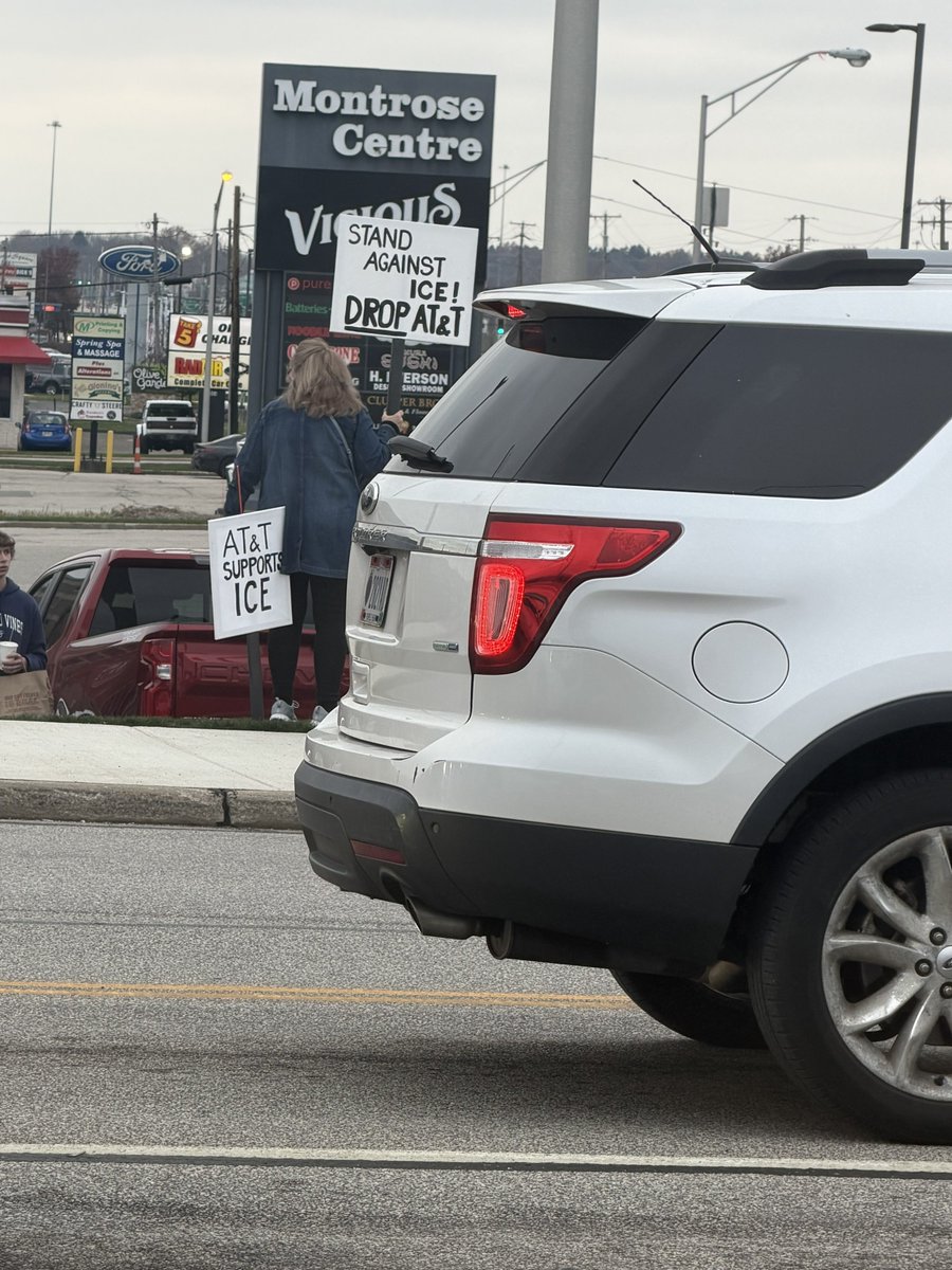 gotrice2024's tweet image. AT&amp;amp;T has contracts with ICE and homeland d security, on the way to the store I saw some of these lefties out here protesting. But as soon as it hit 4:00pm on the dot they left, on the way home I didn’t see them. Paid protestors maybe?