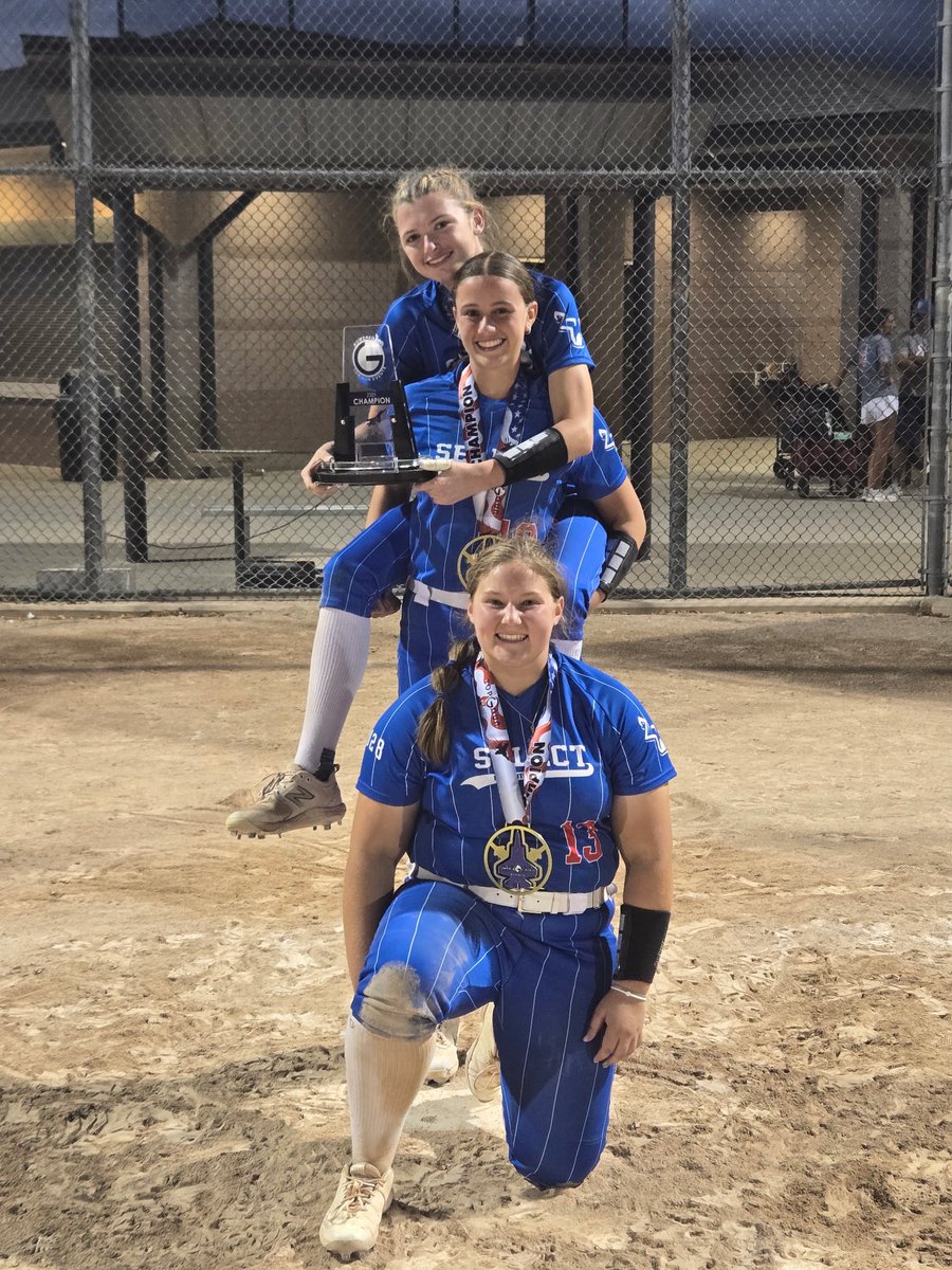 PaigeZagozda's tweet image. Such a great season with this new group. Can’t wait to get back out there and play come summer, but until then it’s winter lifting!
Fall stats:

Pitching-
76 IP
1.566 ERA
66 K
.215 BAA

Batting-
.338 AVG
.863 OPS
16 RBI

@Select16Zagozda 
@cnote1616 
@ejonesrockchalk 
@IggyByrn