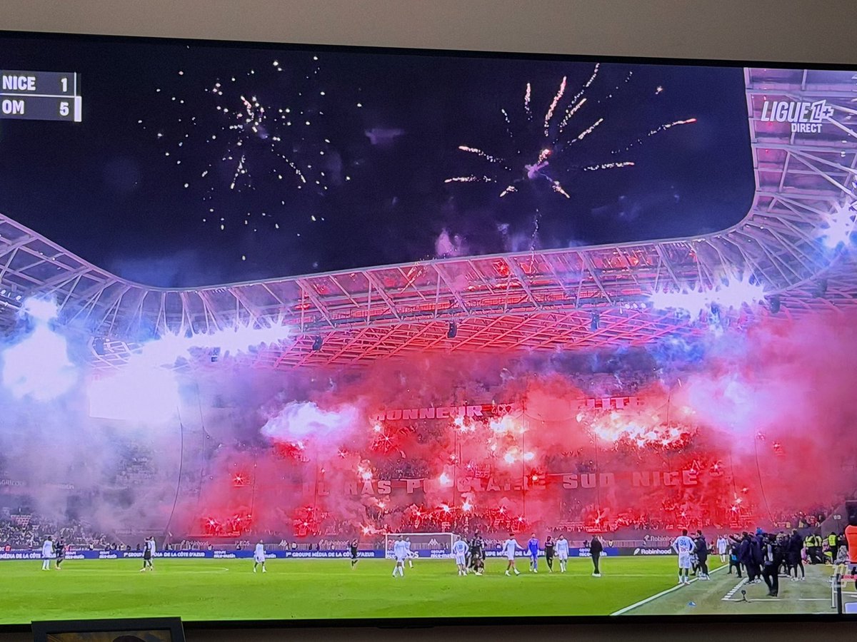Mesli_Dounia's tweet photo. Magnifique spectacle des supporters Niçois 😍 1-5 #NiceOM #OGCNOM https://t.co/qrXu3QHbMR