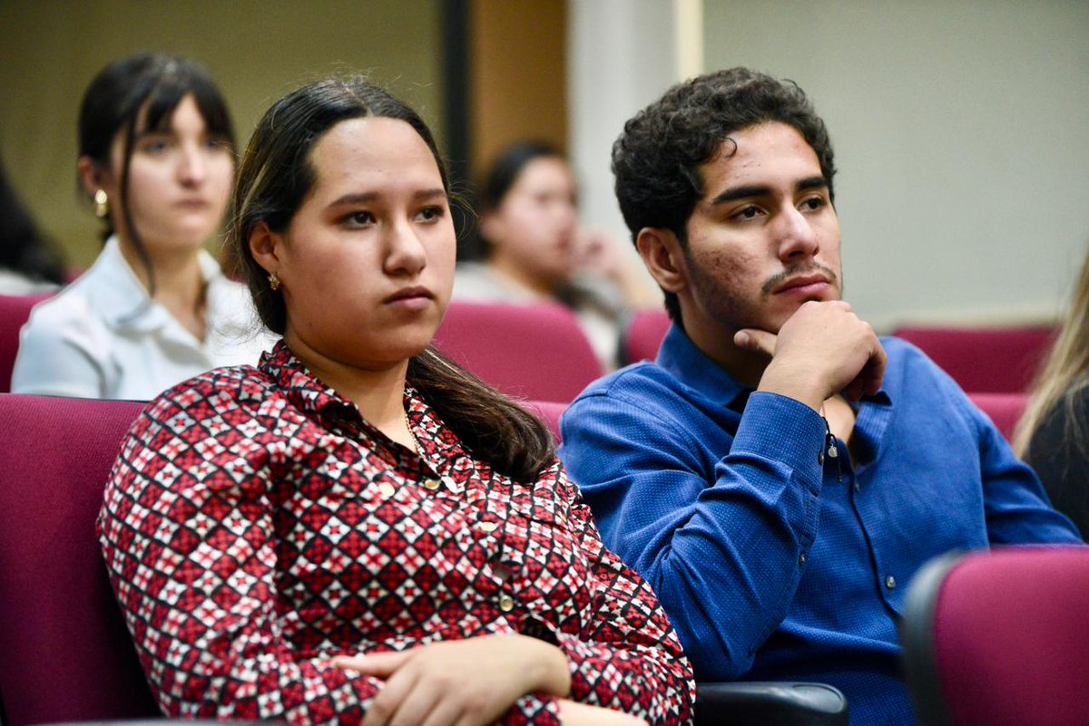 TeemOficial's tweet image. ✨👉 Para dar a conocer los servicios que ofrece la Defensoría Electoral del #TEEM ⚖️ acudió al Centro Universitario de #Temascaltepec de la @UAEM_MX, para brindar una conferencia a las y los estudiantes de Derecho a quienes presentaron casos prácticos. 🎓🗳️