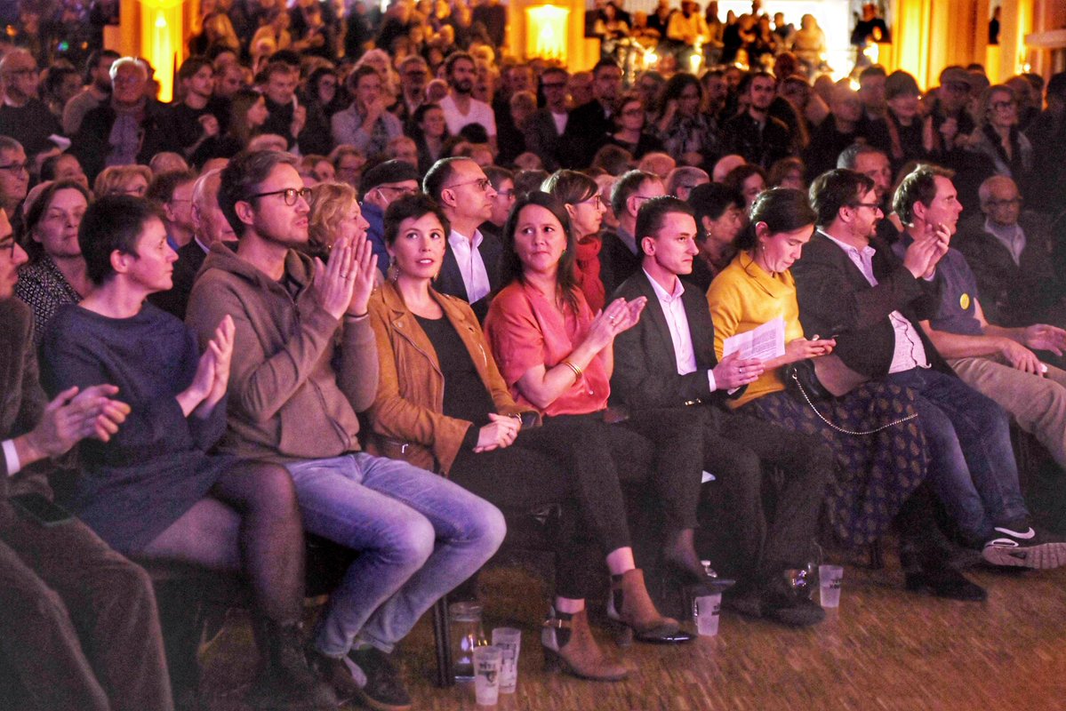 Ce soir, au Salon Mauduit pour le lancement de la campagne de la Gauche Unie pour Nantes, 1000 cœurs debout étaient rassemblés pour soutenir notre projet de justice sociale et écologique, pour les classes moyennes et populaires.