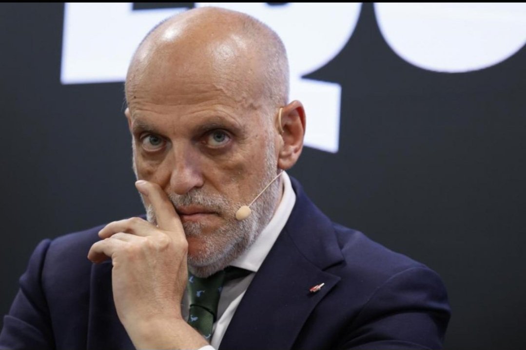 psevilla's tweet image. Ni entiendo ni me gusta el fútbol. Pero... si la cara es el espejo del alma, este es lucifer!!!