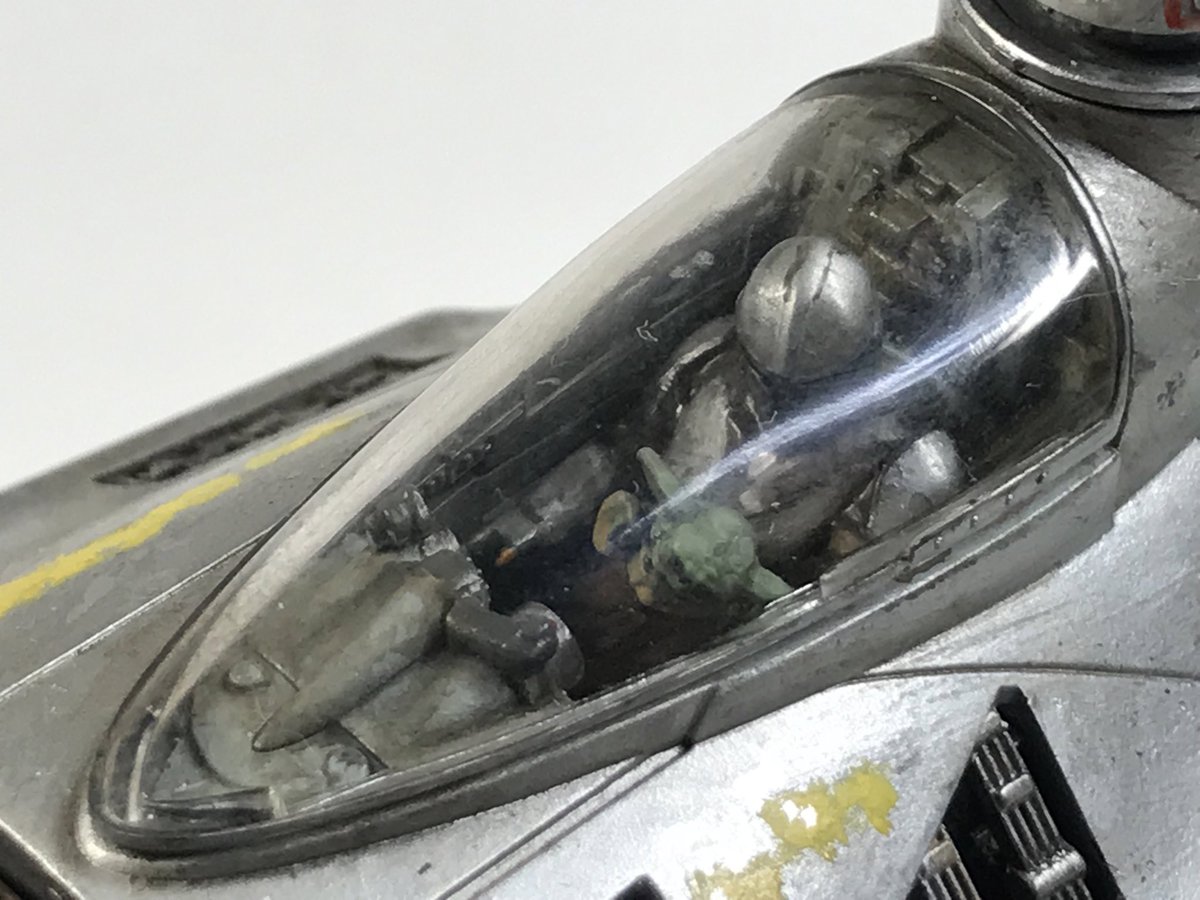 マンダロリアンのスターファイター完成です。番組は見たことないのですがカッコいいので作ってみました。シルバー塗装も含めて筆塗りで仕上げ。もっと美しいギンギラギンかもしれませんが、見てないので好きなように汚しました。パイロットとグローグーの首を斜めにしてみました。